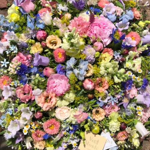 Vierkant bloemstuk in lichte kleuren