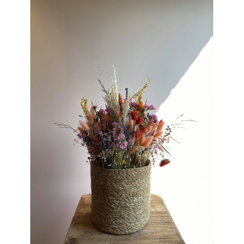 Mand met droogbloemen