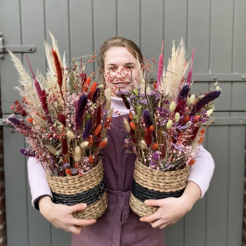 Mand met droogbloemen