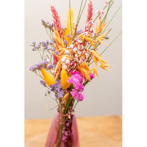 Roze vaasje met droogbloemen