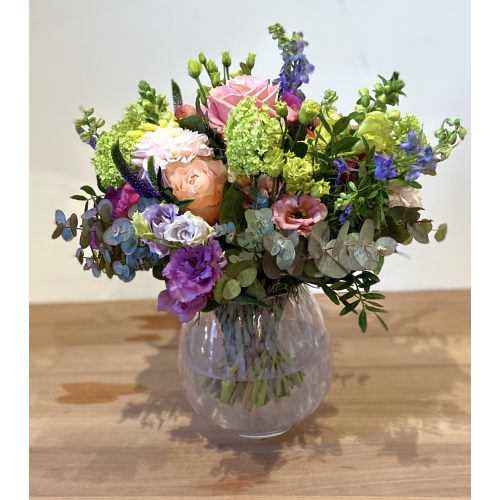 Ruim boeket in pastelroze vaas