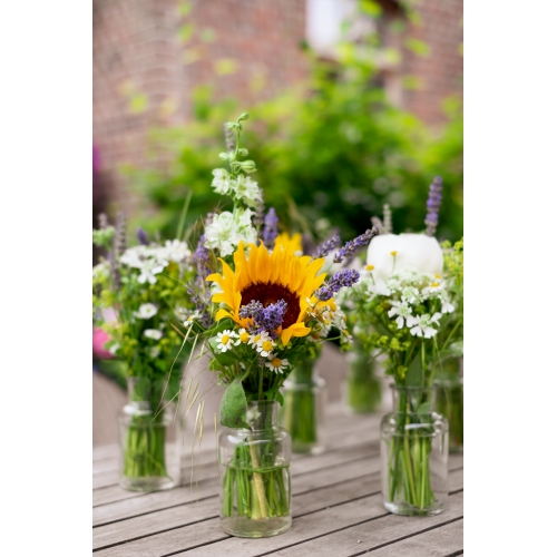 Vaasje gevuld met verse bloemen